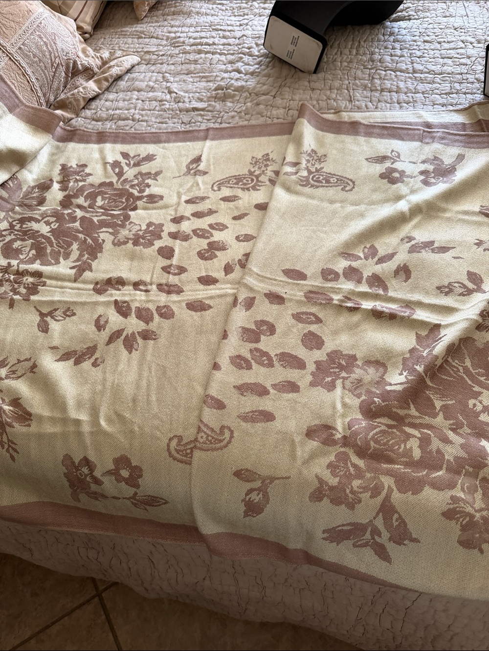 Shawl cashmere / silk 90% cashmere 10 % silk 76” by 26” large soft and beautiful - Picture 9 of 17